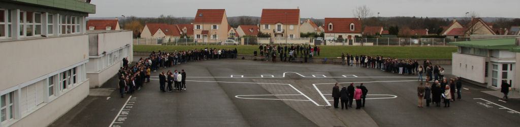 6 fvrier 2014, mise en place de la crmonie: lves de chaque ct, commmorants sur le muret, officiels  l'arrire de l'avion.