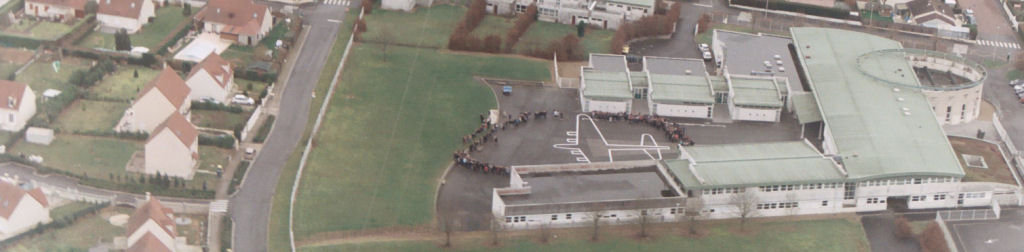 Au mme moment, Gabrielle Dufresne photographie la crmonie depuis le ciel.