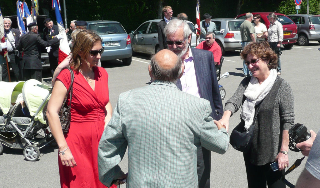 Roger Presson (dos) rencontre Bill McIver et son pouse Sandra (Bill est le cousin de OS McIver tomb  Pisseleux)