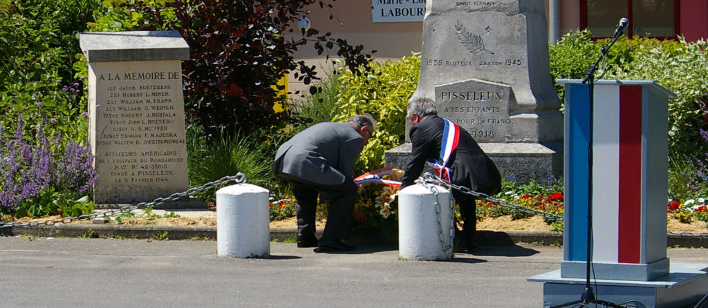 Dpt de fleurs par Mr. le Maire de Villers-Cotterts