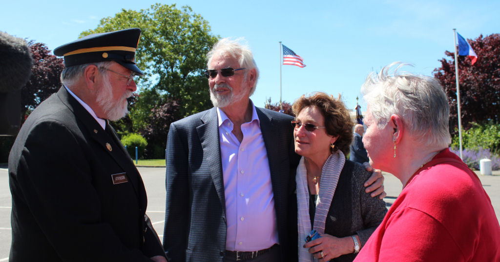 Rencontre entre Mr. David Atkinson (Surintendant Ncropole Aisne-Marne), Bill McIver, Sandra McIVer et Mme Vigneron (tmoin du crash)