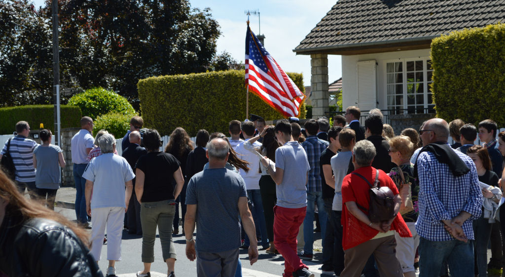 Marche de mmoire: hommage  Robert Leonard Miner - Angle Avenue de Boursonne et de la Rue de la Libration: devant le N58 de l'Avenue de Boursonne. Lieu situ  l'angle de la route de Meaux et de la rue du Grand Montoir. Le jardin a maintenant t remplac par de nombreuses maisons. ( l'poque) Corps trouv le 7 fevrier 1944  13:20 dans un endroit nomm 'le Village', dans le jardin de la famille Marjollet.