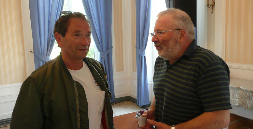 Rencontre entre Francis Pelletier (gauche), pilote du Stearman 75 et Dufresne Henry, pilote du DR-400 de la commmoration du 6 Fvrier.